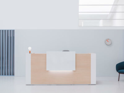 Andreas 7 – Straight Reception Desk With Gloss White Corners And Overhang Panel