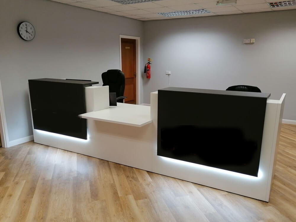 Nero 3 Straight Reception Desk With Middle Low Counter 04