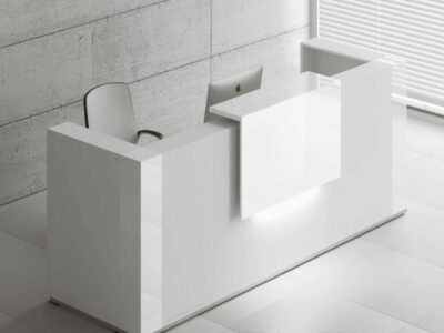 Andreas 7 – Straight Reception Desk with Gloss White Corners and Overhang Panel