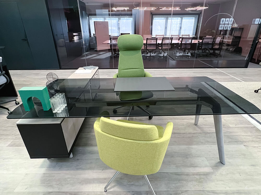 Forza 2 Modern Glass Top Executive Desk With A Leg With Optional Credenza Unit 03