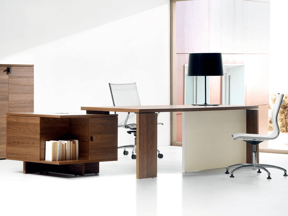 Grandioso 2 – Grand Executive Desk with an Optional Return or a Square Credenza Unit