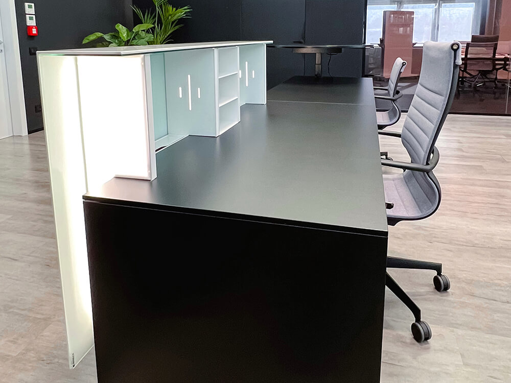 Luxor – Elegant Reception Desk With Overhang 04