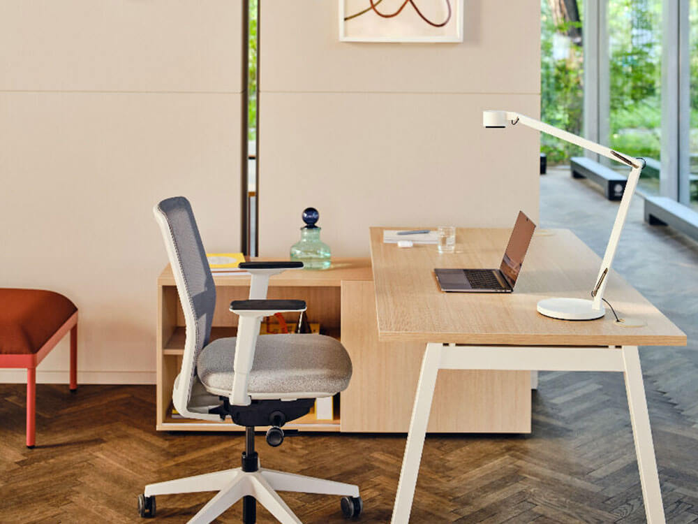 Padak – A Legs Operational Office Desk 01